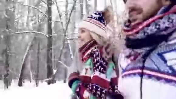 在冬季森林里慢跑的情侣视频的预览图