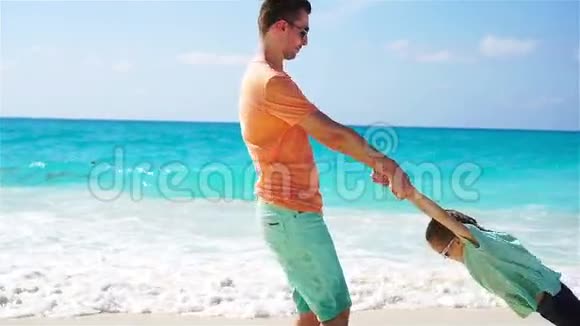 小女孩和小父亲在热带海滩度假期间玩得很开心流动人口视频的预览图