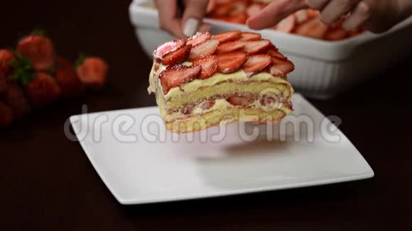 草莓提拉米苏甜点把草莓提拉米苏放在白色盘子里视频的预览图