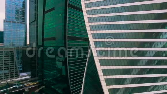 在一个城市的金融商业区关闭摩天大楼市中心视频的预览图