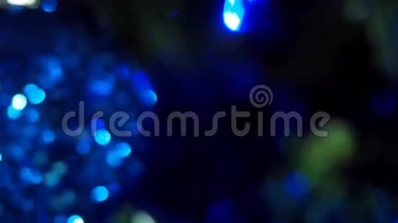 新年好在圣诞树上燃烧美丽的五彩斑斓特写镜头视频的预览图