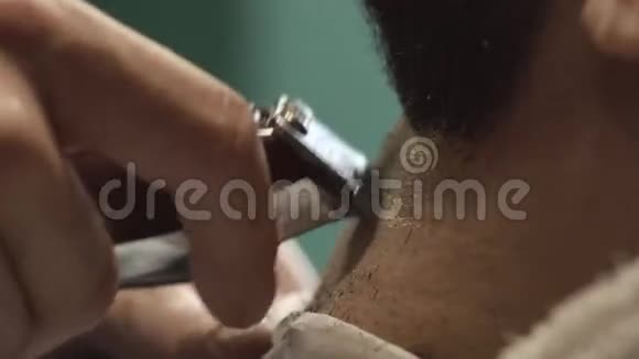 理发店理发师用剪子剪胡子特写视频4k理发师和电动修剪机一起工作视频的预览图