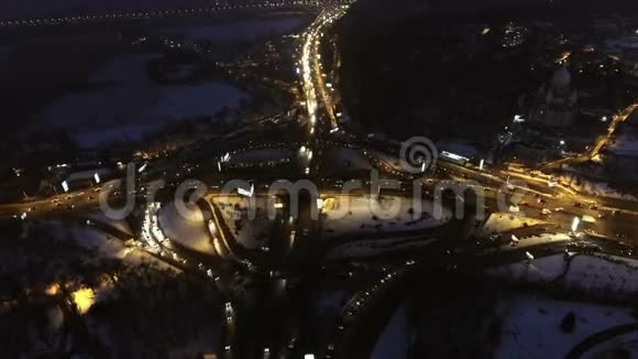 空中无人机从上面的视野到移动的汽车乌克兰基辅夜间道路交通视频的预览图