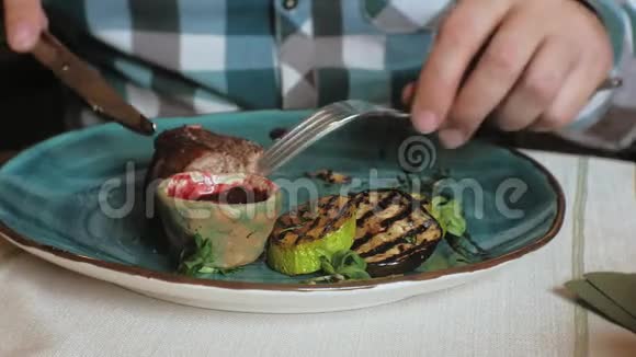 特写镜头蓝色盘子里放着红酱的烤肉和烤菜视频的预览图