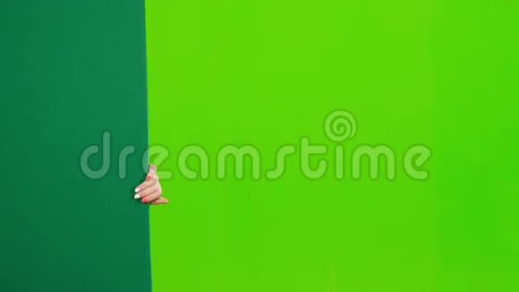 穿着巴伐利亚服装的女孩向她招手挥手告别绿色屏幕视频的预览图