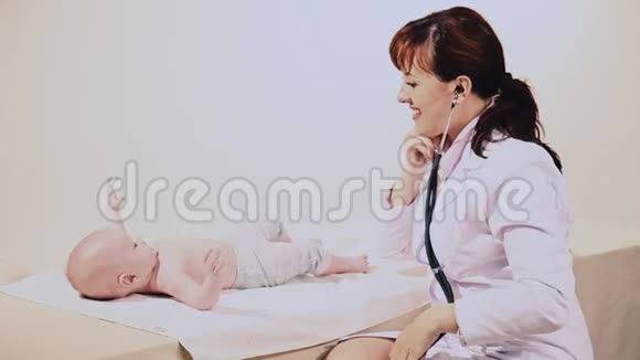 女医生检查婴儿听诊器视频的预览图