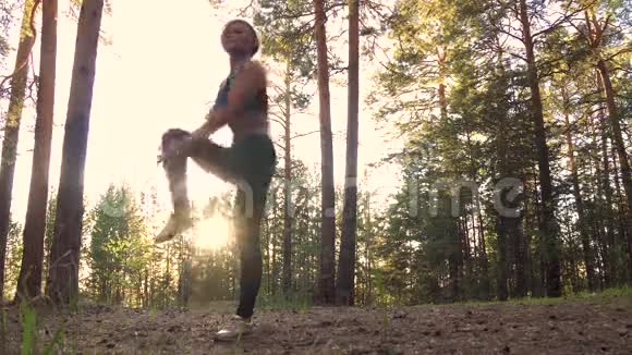运动员准备训练日落时分在森林里做伸展运动的漂亮女孩视频的预览图