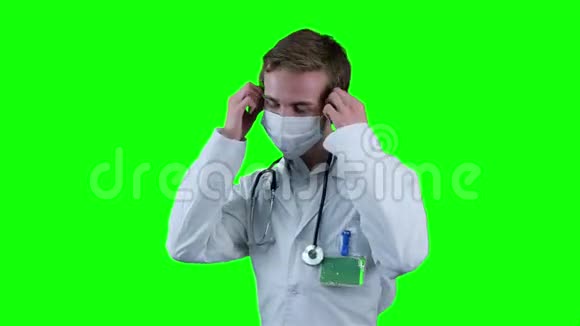 微笑医生取出医疗面罩看着屏幕给药丸视频的预览图