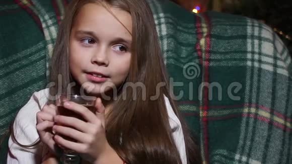 一个可爱的小女孩的特写和一杯茶视频的预览图