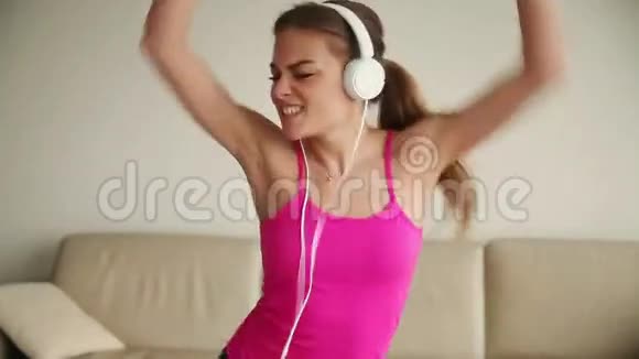 年轻女子独自在家唱歌玩得开心视频的预览图