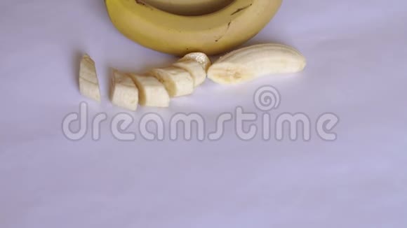 白色背景上的成熟香蕉视频的预览图