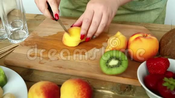带刀吃桃子水果沙拉的女人视频的预览图