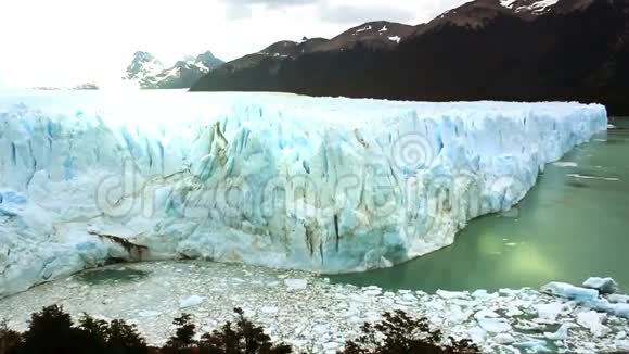 佩里托莫雷诺冰川和太阳光束视频的预览图