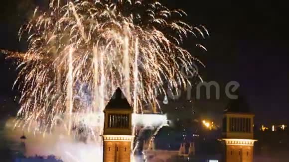西班牙广场在新年之夜巴塞罗那的城市灯火视频的预览图