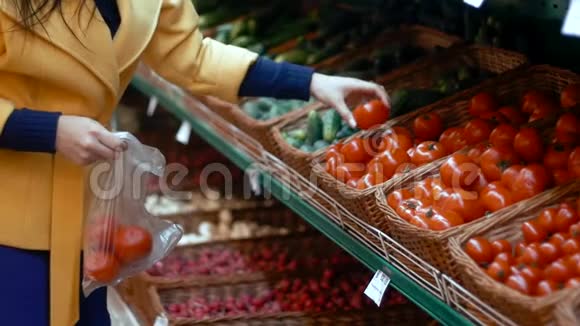 超市里的女人挑选西红柿视频的预览图