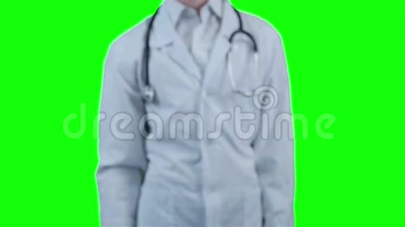 微笑医生伸出援手站在色度键背景上包装好的视频的预览图