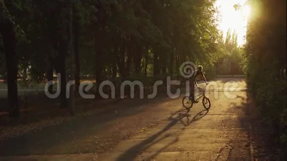 骑自行车的年轻人慢镜头BMX视频的预览图