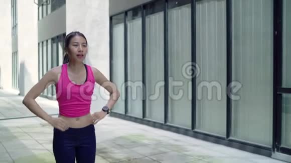 慢动作健康美丽的年轻亚洲运动员妇女运动服装腿部变暖伸展手臂视频的预览图