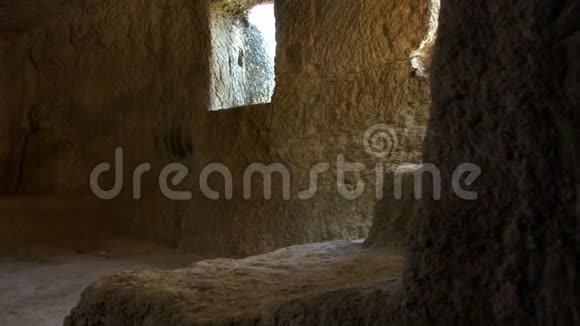 一座古老洞穴的大地下大厅视频的预览图