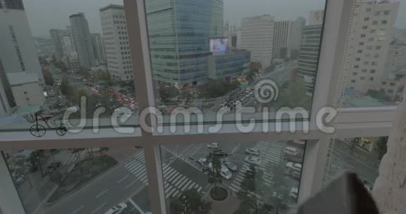 韩国首尔市景窗旁使用触摸板的女商人视频的预览图