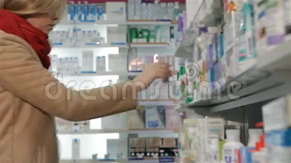 女顾客从药店的货架上取药膏视频的预览图