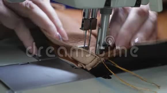 两针缝纫机快速上下移动特写裁缝在缝纫车间缝制棕色皮革视频的预览图