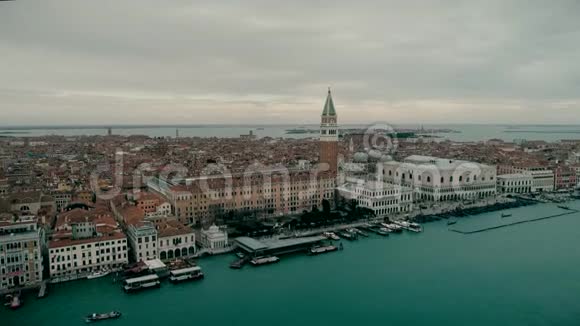 威尼斯全景地标圣马可广场或圣马可广场坎帕尼莱和杜卡莱的鸟瞰图或视频的预览图