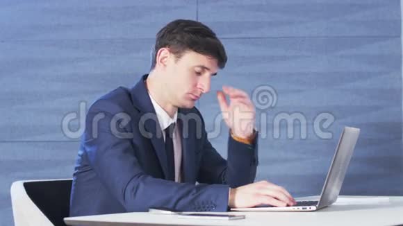 商人在电脑工作时筋疲力尽视频的预览图