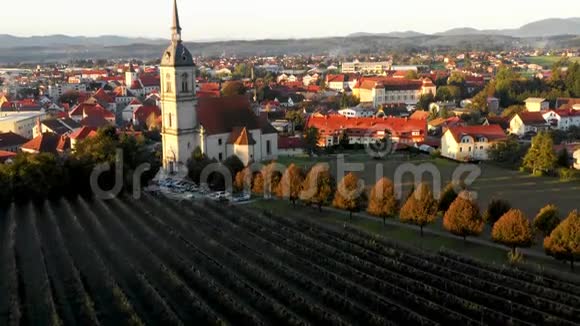 带教堂和城堡的斯洛文尼亚中世纪欧洲小镇斯洛文尼亚比斯特里察空中全景视频的预览图