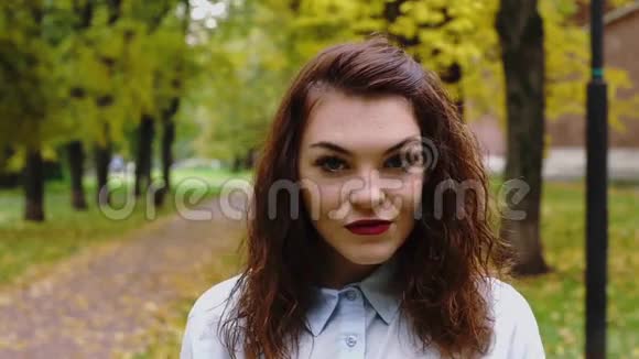 一个愤怒的年轻红发女人在公园里视频的预览图