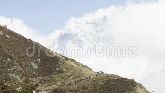 很多背包客在尼泊尔的拉克山口徒步旅行马纳斯鲁地区视频的预览图