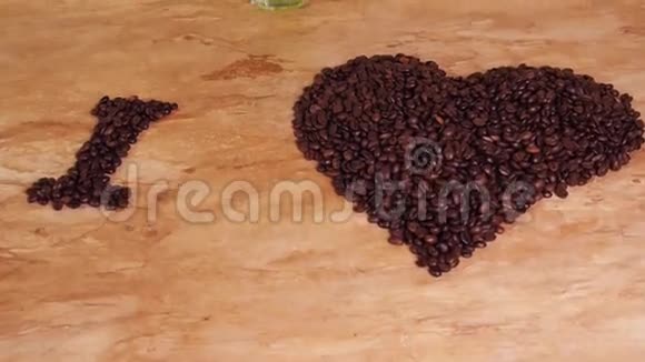 咖啡豆的铭文咖啡豆的心脏我喜欢咖啡的铭文在厨房的桌子上带着黄色的郁金香视频的预览图