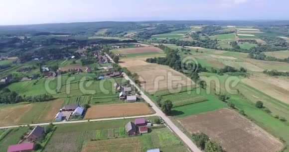 春天村庄的土地空中景观视频的预览图