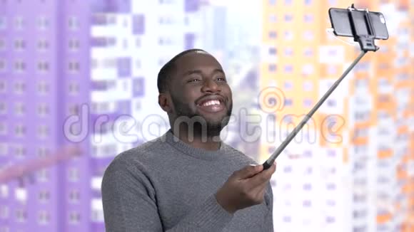 微笑的美国黑人男子自拍视频的预览图