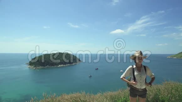 背包旅行者站在海崖上的女人视频的预览图