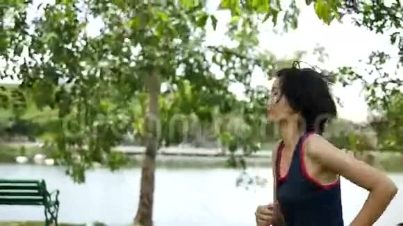 亚洲女人在公园里跑步视频的预览图