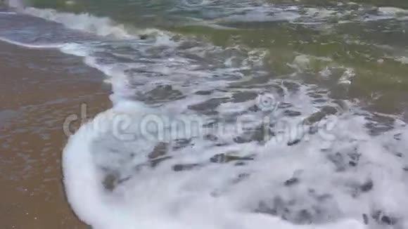 海浪在海滩上冲刷视频的预览图