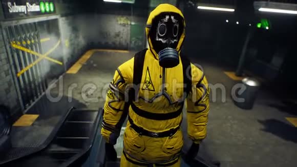 一个穿着化学防护服的幸存者从一条废弃的地铁上升到水面员额的概念视频的预览图