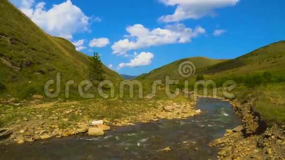 峡谷上空充满活力高加索山脉有一条河流4k时间缓慢视频的预览图