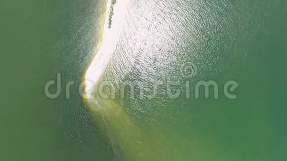 鸟瞰野沙带海有波浪地平线视频的预览图