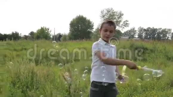 男孩吹肥皂泡视频的预览图