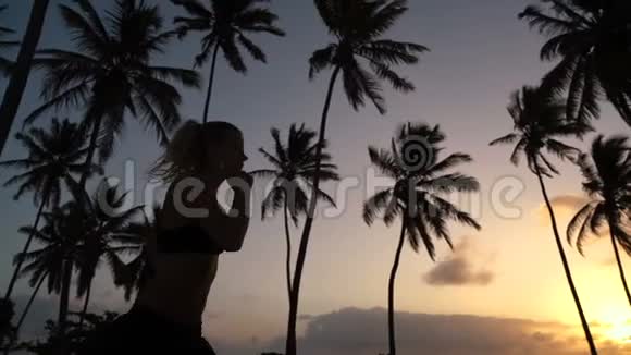 清晨女孩在棕榈树上奔跑视频的预览图