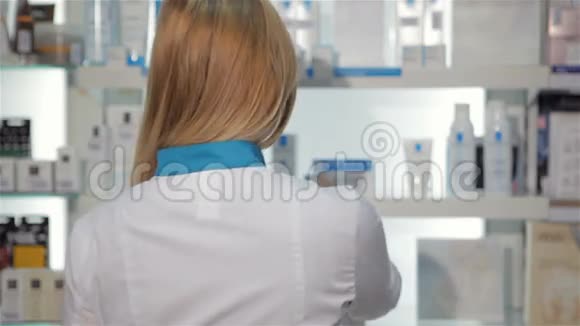 女药剂师在药店转过身视频的预览图