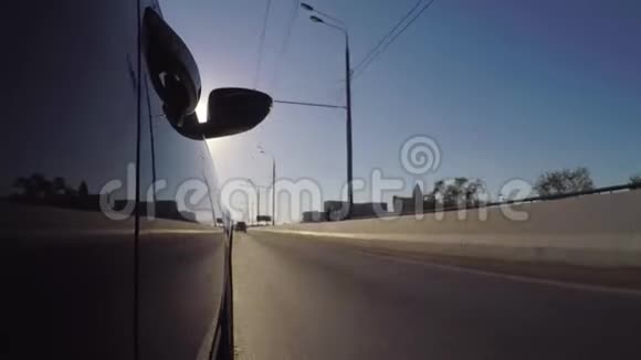 在阳光明媚的夏日汽车沿着城市公路行驶视频的预览图
