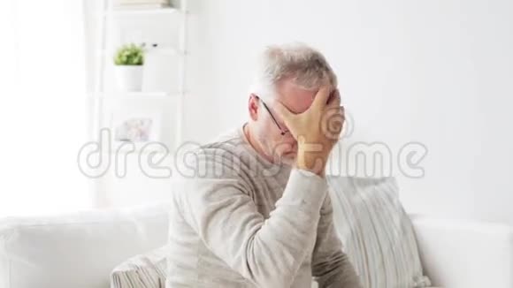 家中头痛的老人视频的预览图