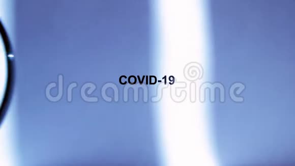 通过摆动放大镜在蓝色背景上铭刻COVID19视频的预览图