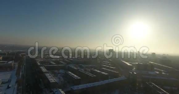 日落时分一架无人机在城市上空盘旋视频的预览图