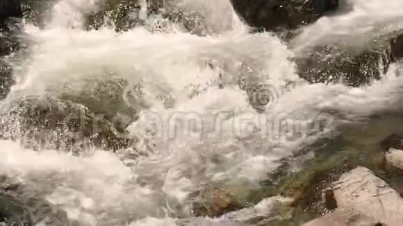 冰岛黄金圈上的苏富沃斯瀑布岩石景观悬崖特写的河水在岩石上流淌视频的预览图