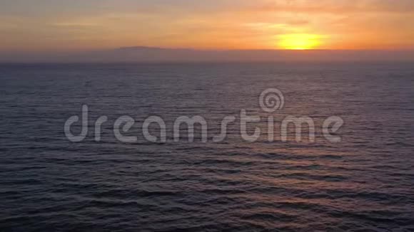 在美丽的日落背景下的大西洋表面鸟瞰图视频的预览图