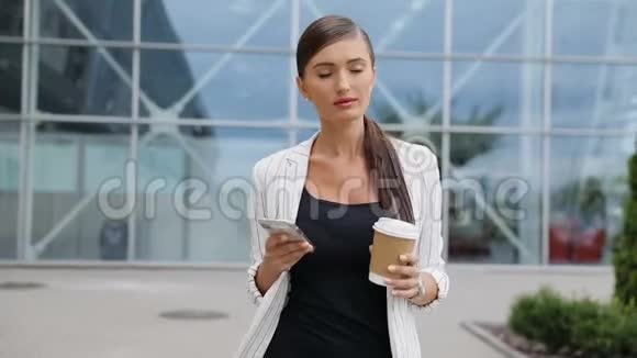 有电话和咖啡的商务女性上班视频的预览图